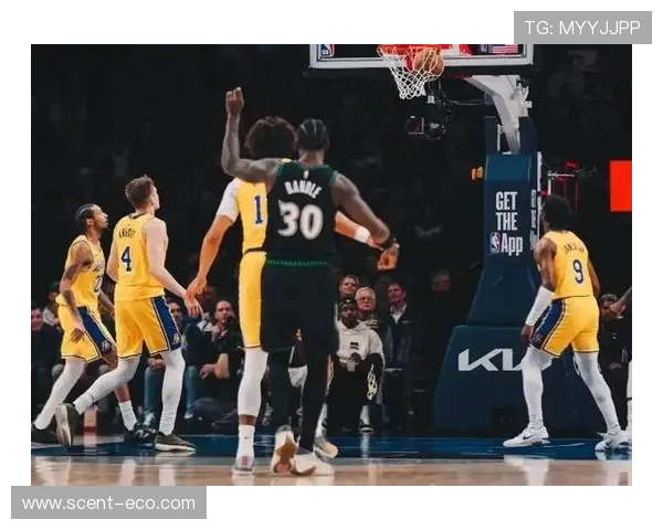 NBA里夫斯临危受命关键时刻三分命中为湖人赢得宝贵胜利